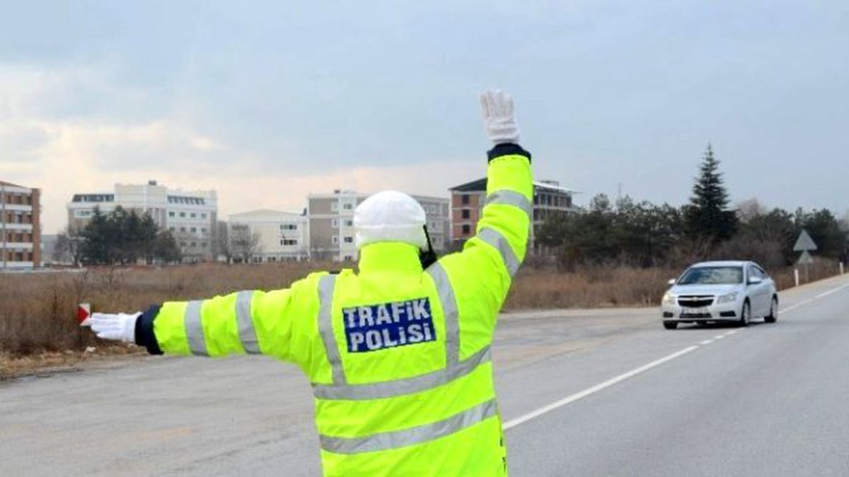 Trafik Polisleri Sürücüleri Zorlu Kış Şartlarına Karşı Uyardı