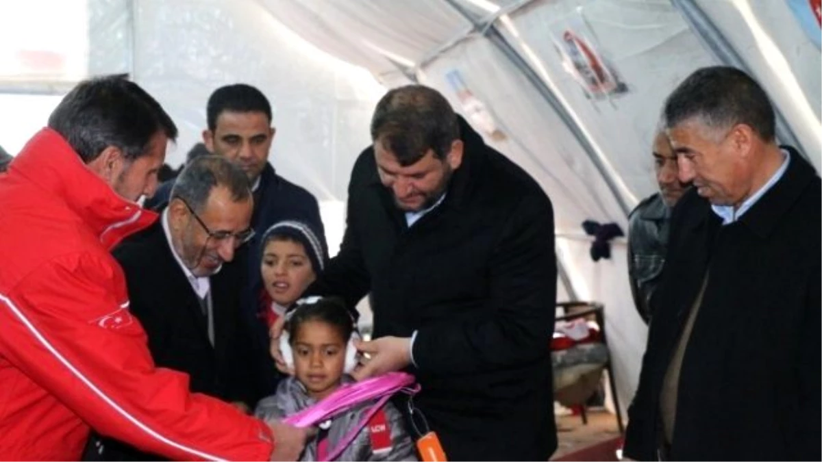 Türk Kızılay\'ı Akçakale\'de Kalan Suriyeli Ailelere Kışlık Malzeme Dağıttı