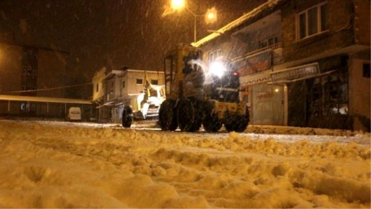Yavuzeli\'nde Kar Nedeniyle Kapanan Yollar Açıldı