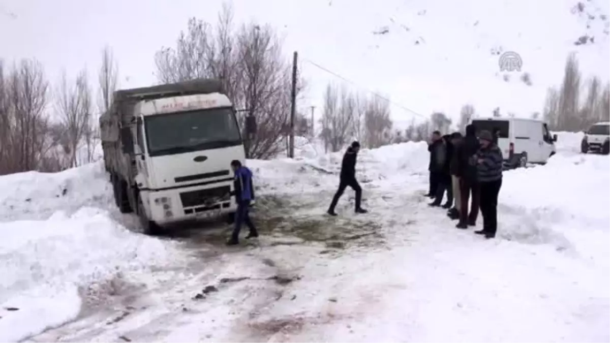 Yolda Mahsur Kalan Kamyon Sürücüsü Kurtarıldı