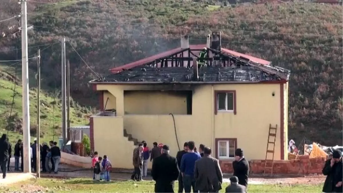 7 Kişilik Ailenin Kaldığı Ev Küle Döndü