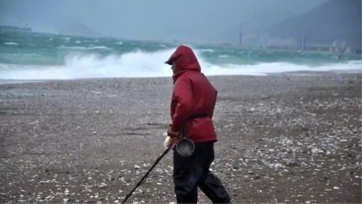 Antalya\'da Fırtına Altın Arayanlara Ekmek Kapısı Oldu