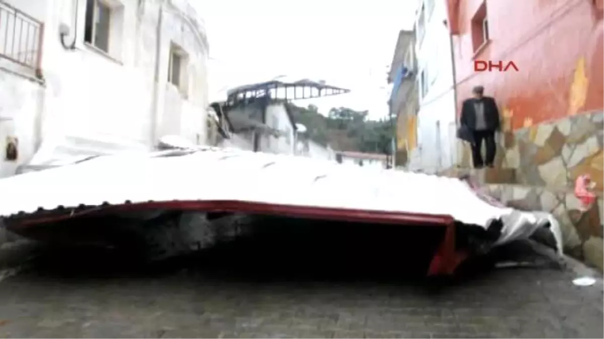 Aydın 2 Ton Ağırlığındaki Çelik Çatı Rüzgarla Uçtu