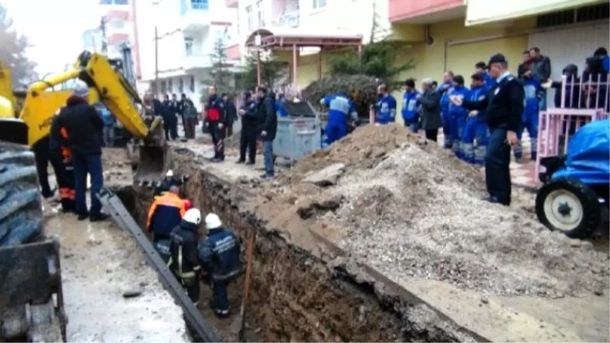 Belediye İşçisi Toprağın Altında Kalarak Öldü