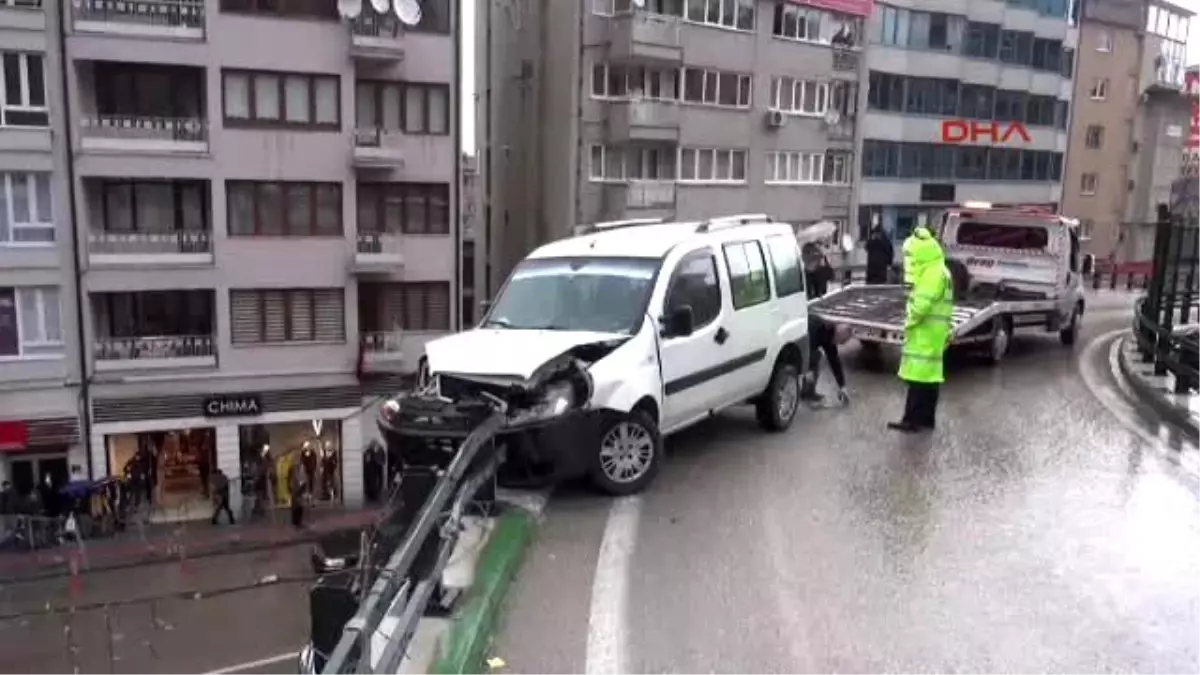 Bursa Ambulansa Yol Vermek İsterken Üstgeçitte Böyle Asılı Kaldı