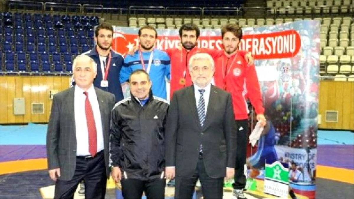 Büyükler Ferdi Türkiye Grekoromen Güreş Şampiyonası\'nda İlk Gün Müsabakaları Yapıldı