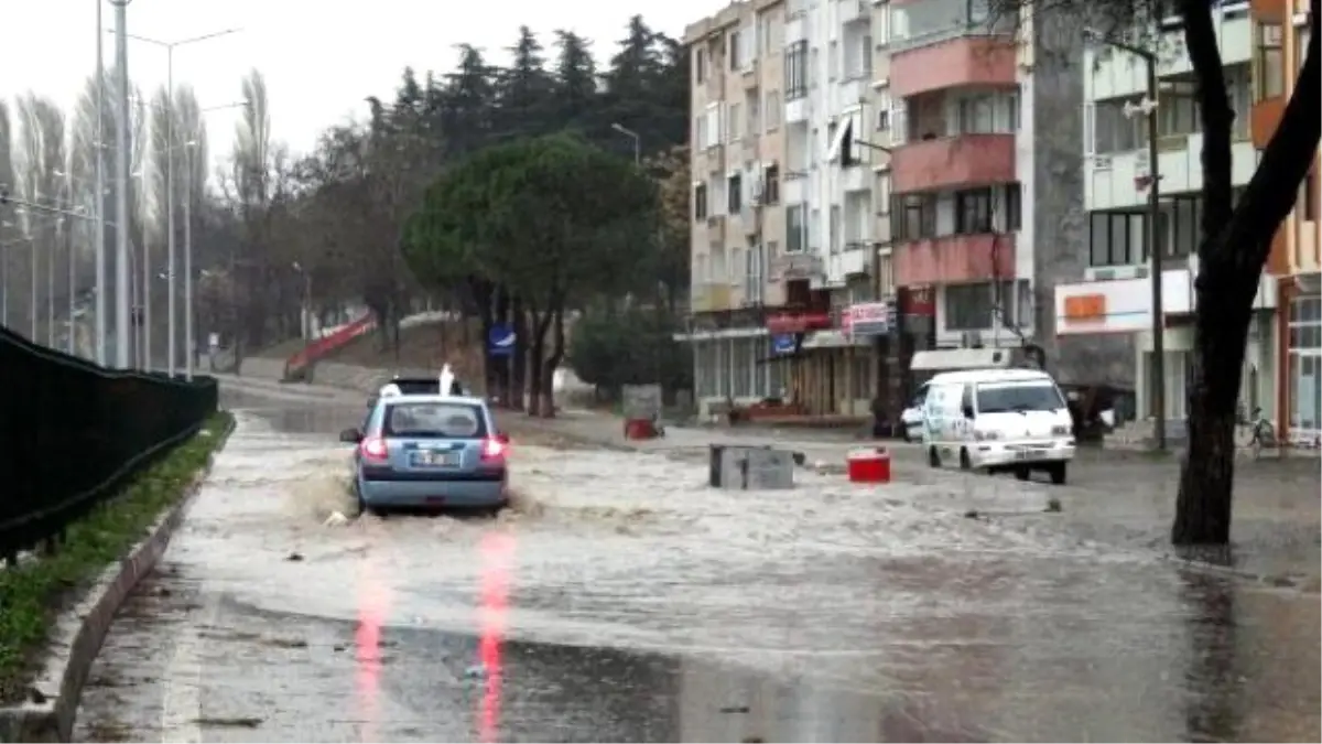 Çanakkale\'de Fırtına ve Yağmur Etkili Oldu (2)