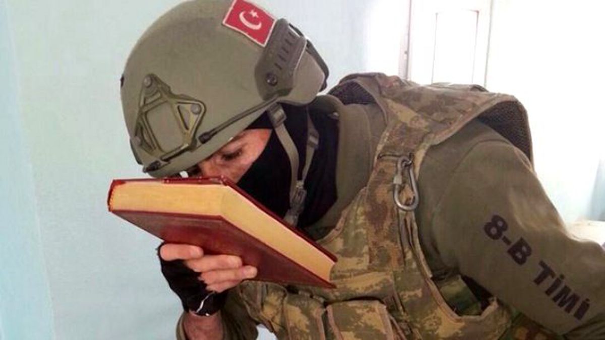 Cizre'de Asker Kur'an-ı Kerim'i Öpüp, Başına Koydu