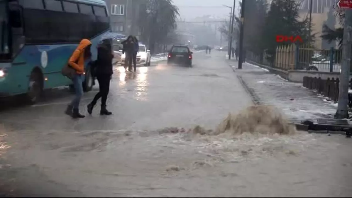 Edirne Yağmura Teslim! Sokaklar Göle Döndü, Araçlar Yolda Kaldı