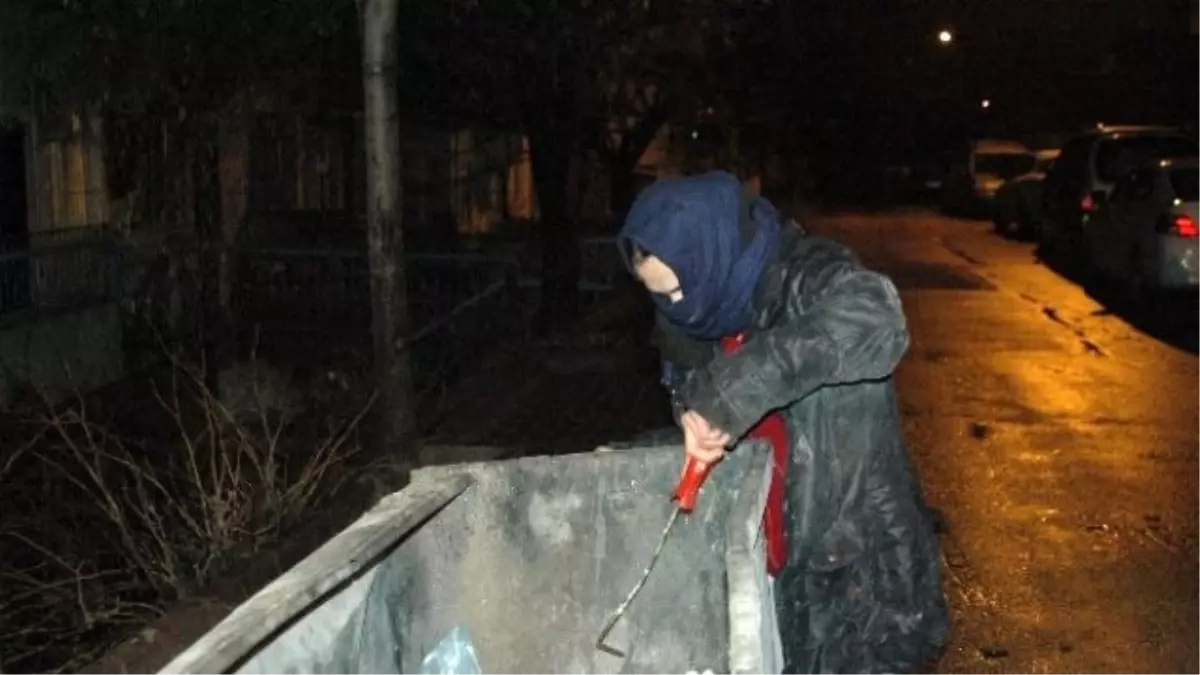 Fedakar Anne Sokaklardan Çöp Toplayıp Çocuğuna Bakıyor