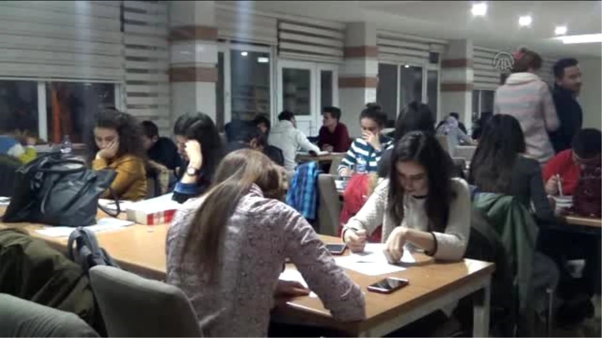 Gece Ders Çalışan Öğrencilere Çay ve Simit İkramı