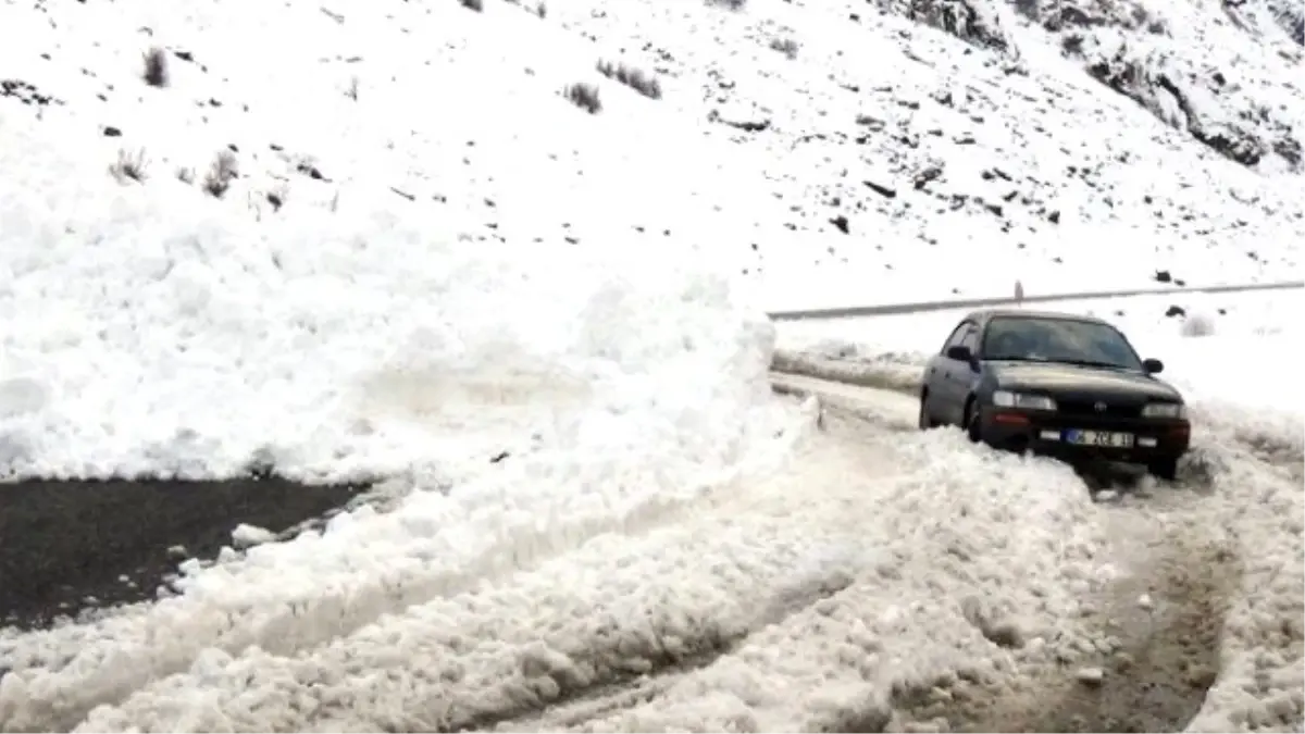 Hakkari-çukurca Karayoluna Çığ Düştü