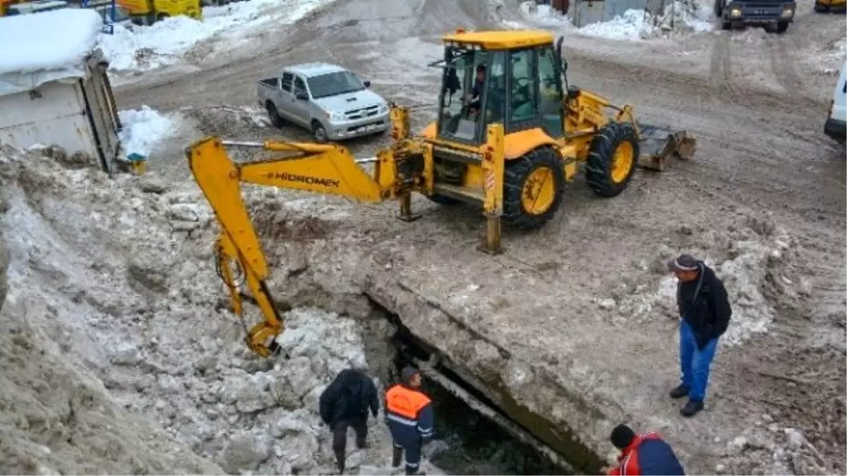 Hakkari\'de İçme Suyu Şebekesi Dondu