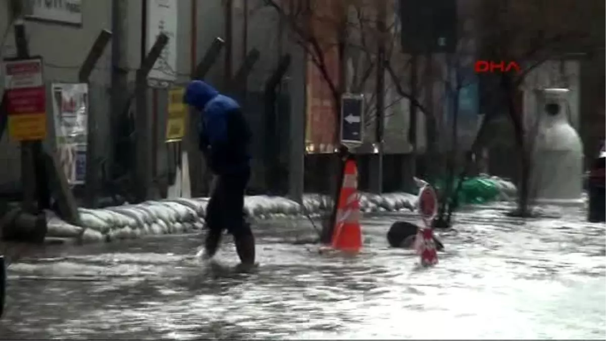 İzmir Fırtına ve Yağmur Hayatı Olumsuz Etkiledi