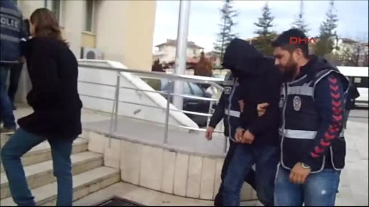 Adliye Önünde Bekleyen Anne, Uyuşturucu Satan Oğluna Tepki Gösterdi