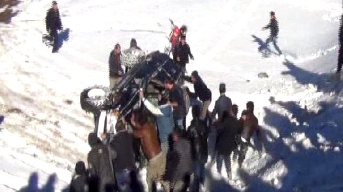 Karlı Arazideki Off-road Etkinliğinde Cip Devrildi