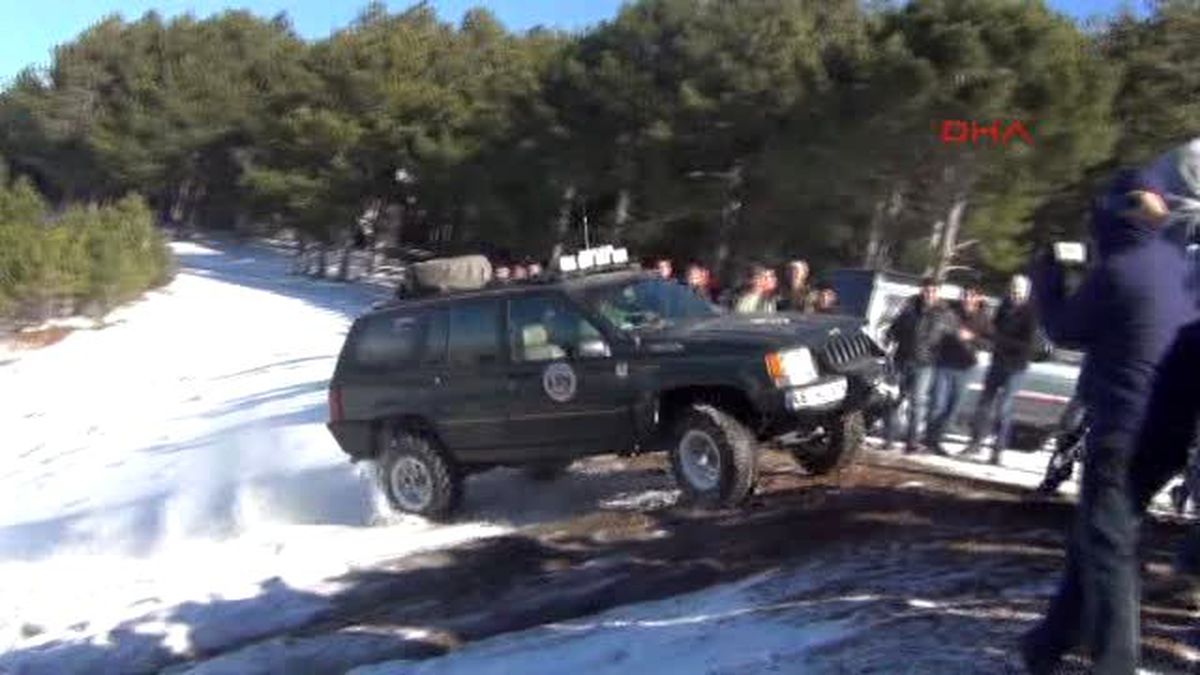 Karlı Arazideki Off-road Etkinliğinde Cip Devrildi