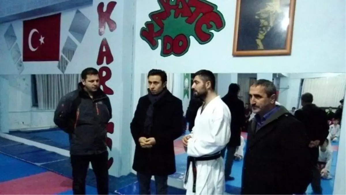 Kaymakam Örnek, Başarılı Karate Sporcularını Antrenmanda Ziyaret Etti