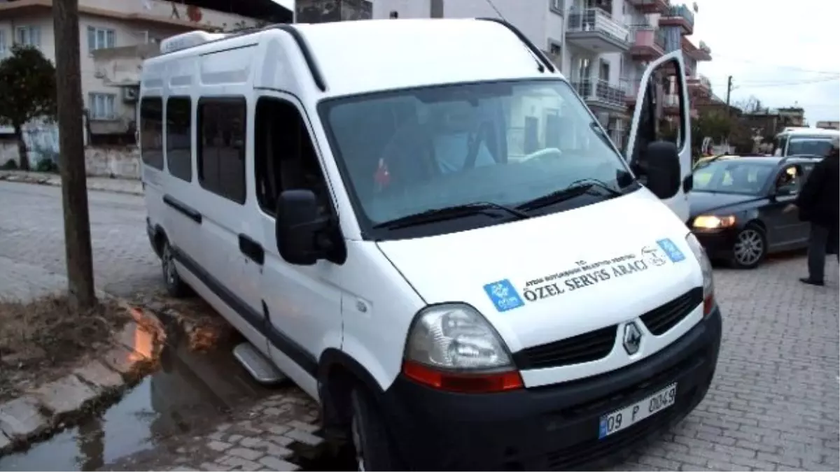 Okuldan Aldığı Öğrencileri Evlerine Götüren Servis Rögara Düştü