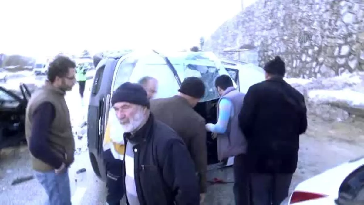 Otomobille Minibüs Çarpıştı: 7 Yaralı