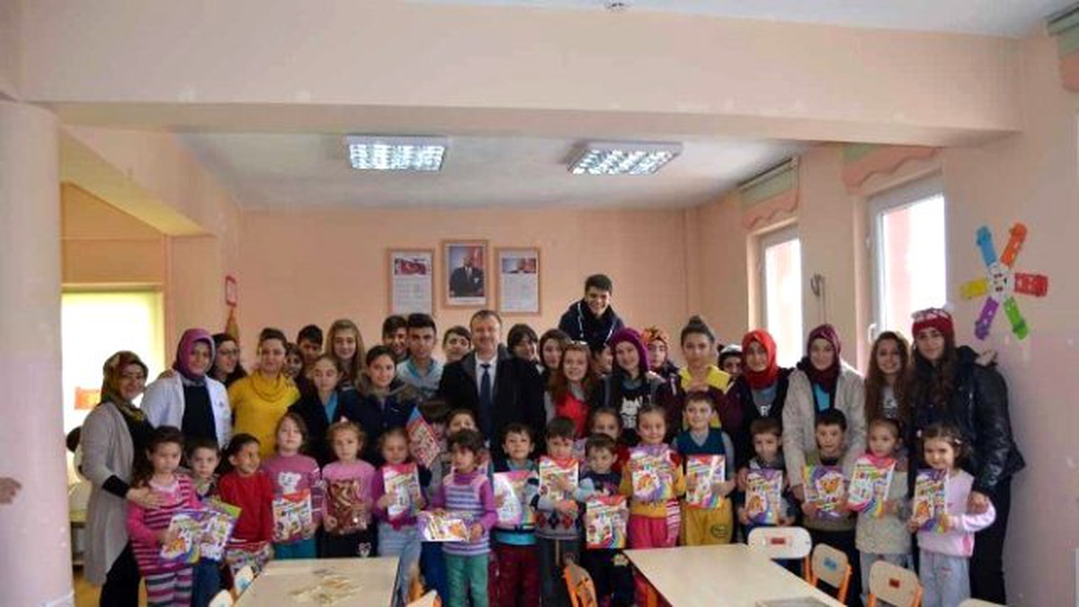 Pazarlar Anadolu Lisesi Öğrencileri Minik Yüreklere Dokundu