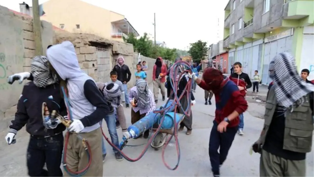 PKK'lılar, Ambulansları Durdurup İçindeki Malzemeleri Yağmalıyor!