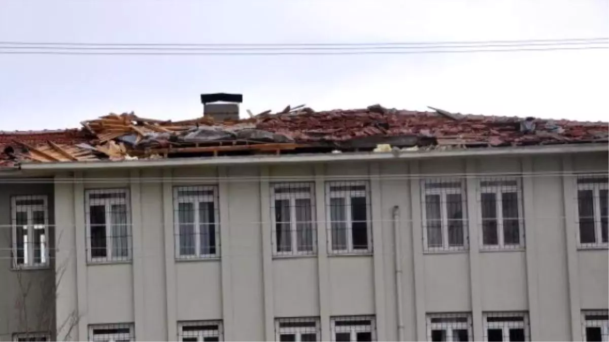 Rüzgar Çatıyı Uçurunca Okul 1 Günlüğüne Tatil Edildi