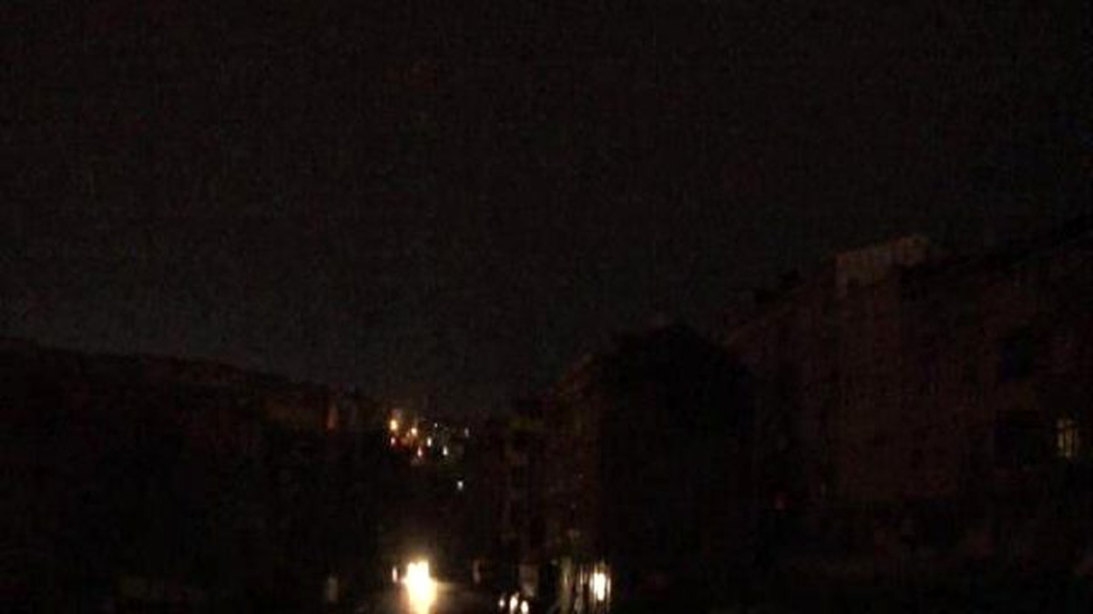 Sultangazi\'de Elektrik Kesintisine Vatandaştan Tepki