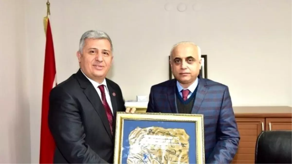 Thof Başkan ve Üyeleri, Vali Kamçı\'yı Ziyaret Etti