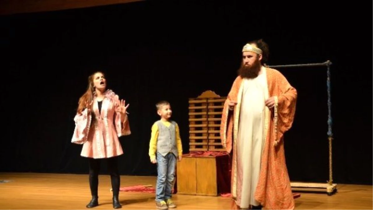 Tiyatro Günleri\'nde "Kralın Yeni Elbisesi" Adlı Çocuk Oyunu Sahnelendi