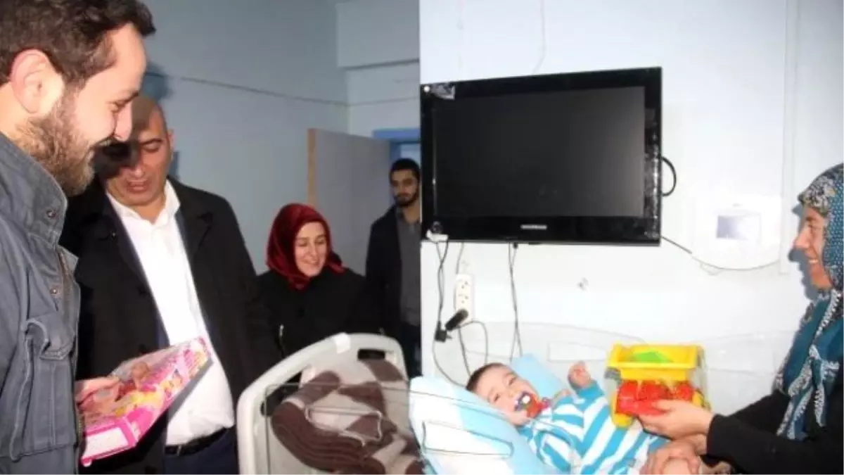Ak Gençlerden Hastanedeki Çocuklara Oyuncak Süprizi