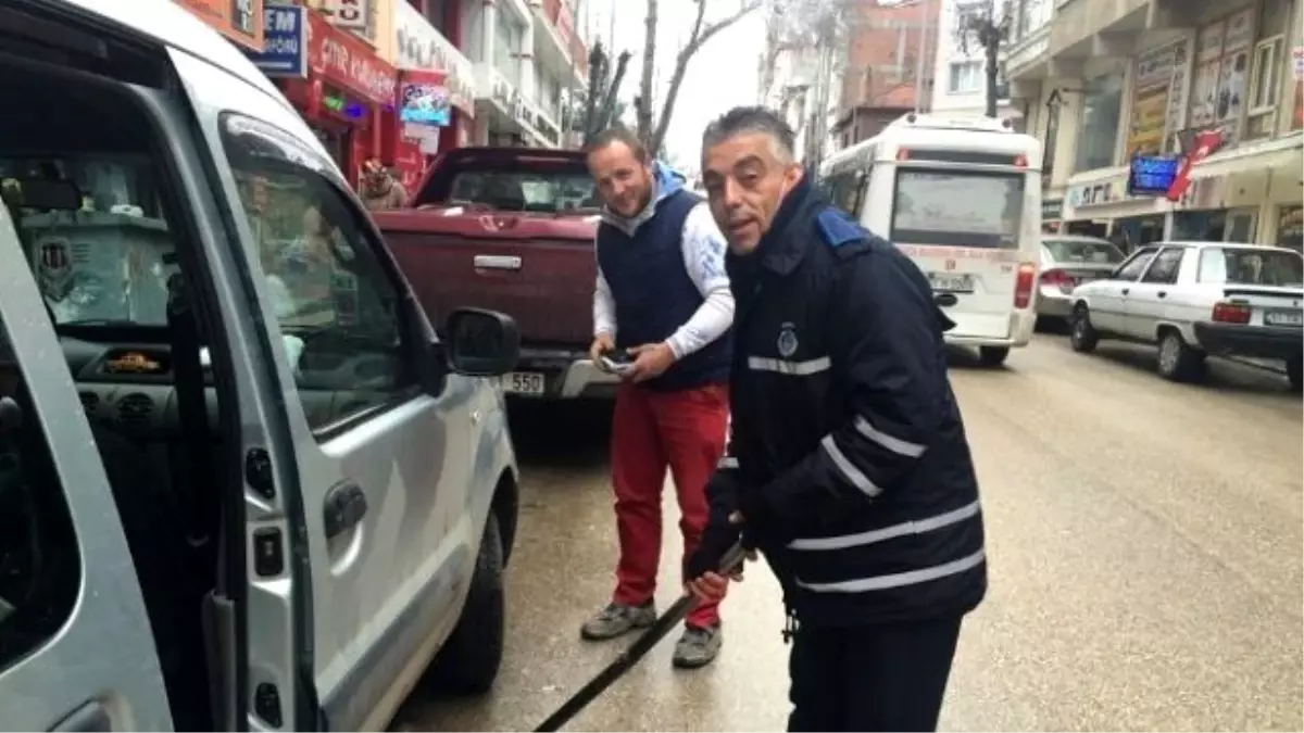 Aracının Lastiği Patlayan Vatandaşa Zabıtadan Özel Hizmet