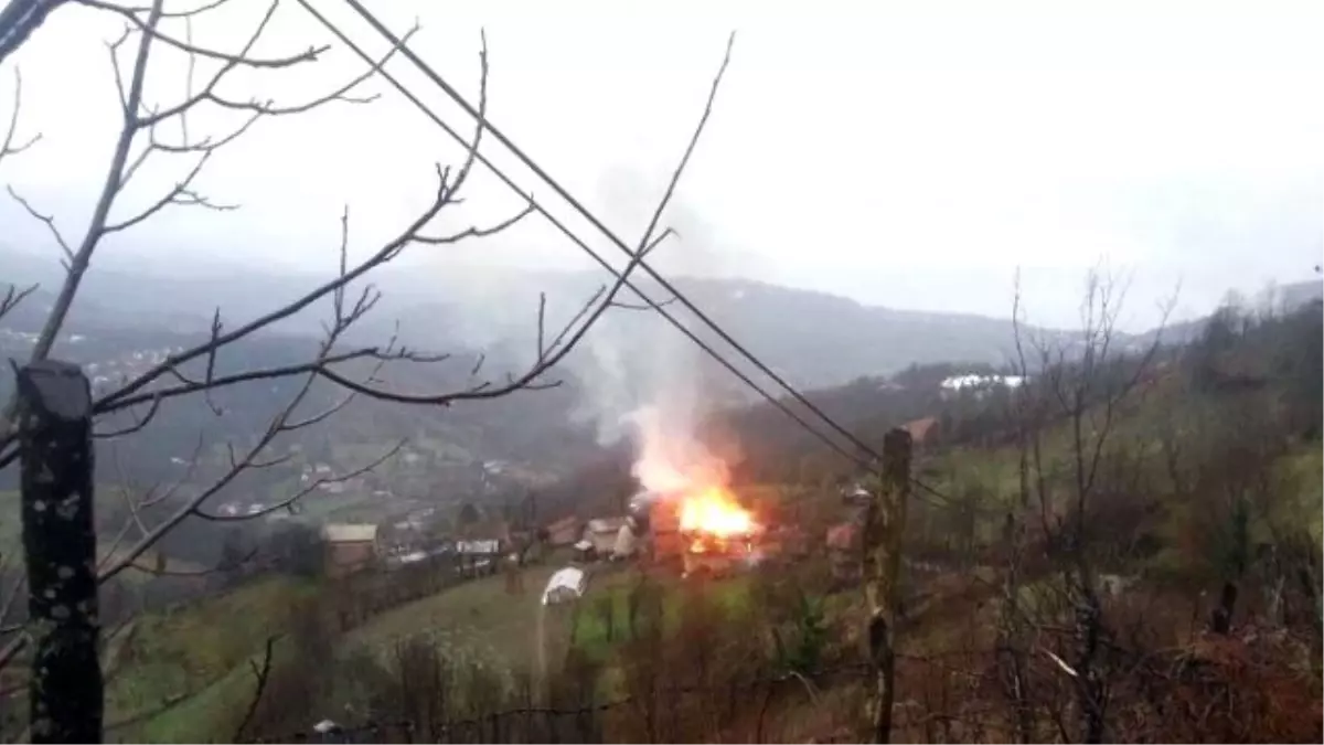Bartın\'da İki Ev Yanarak Kül Oldu