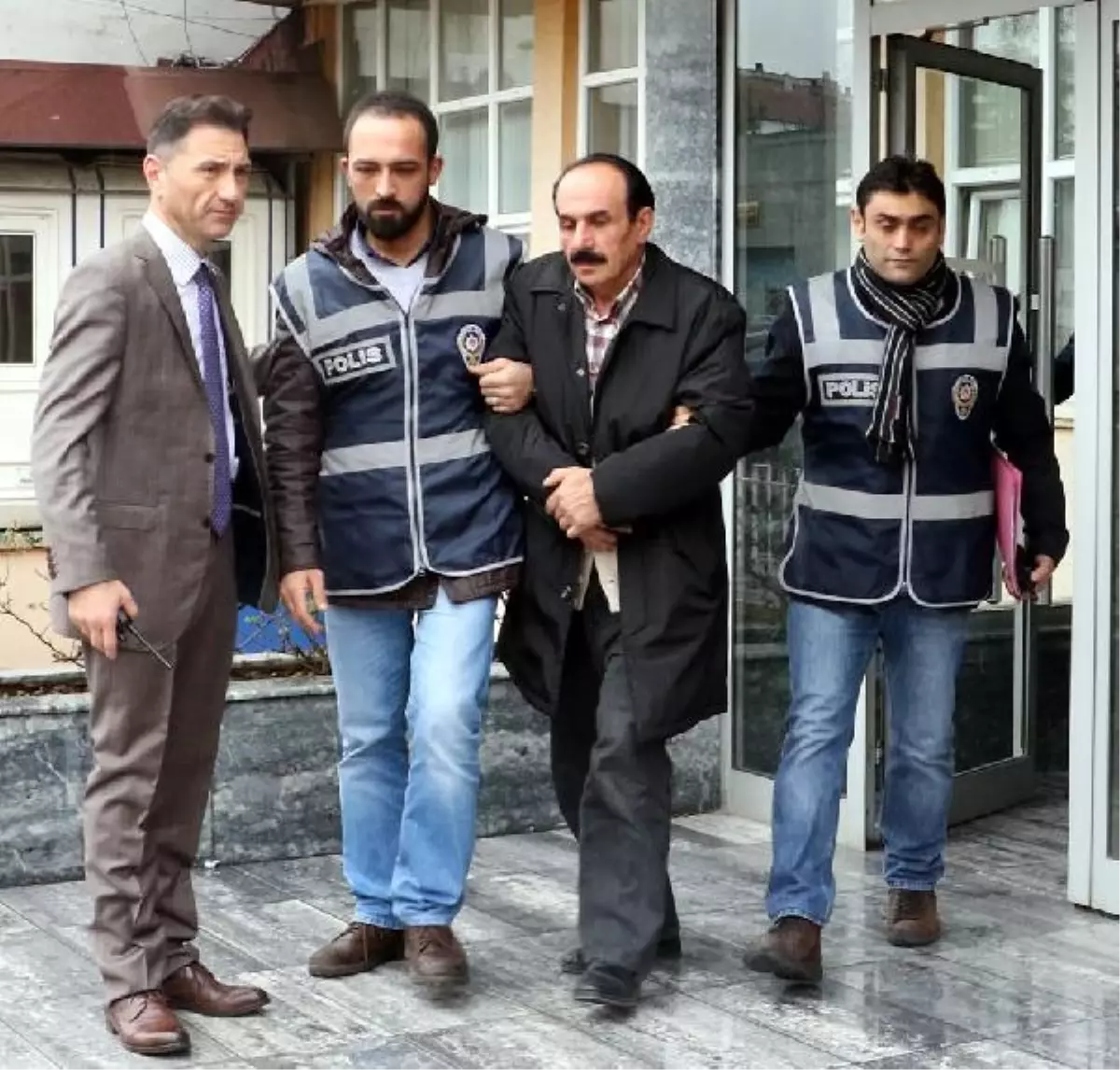 Boşandığı Eşinin Evinden Çelik Kasa Çalmakla Suçlandı