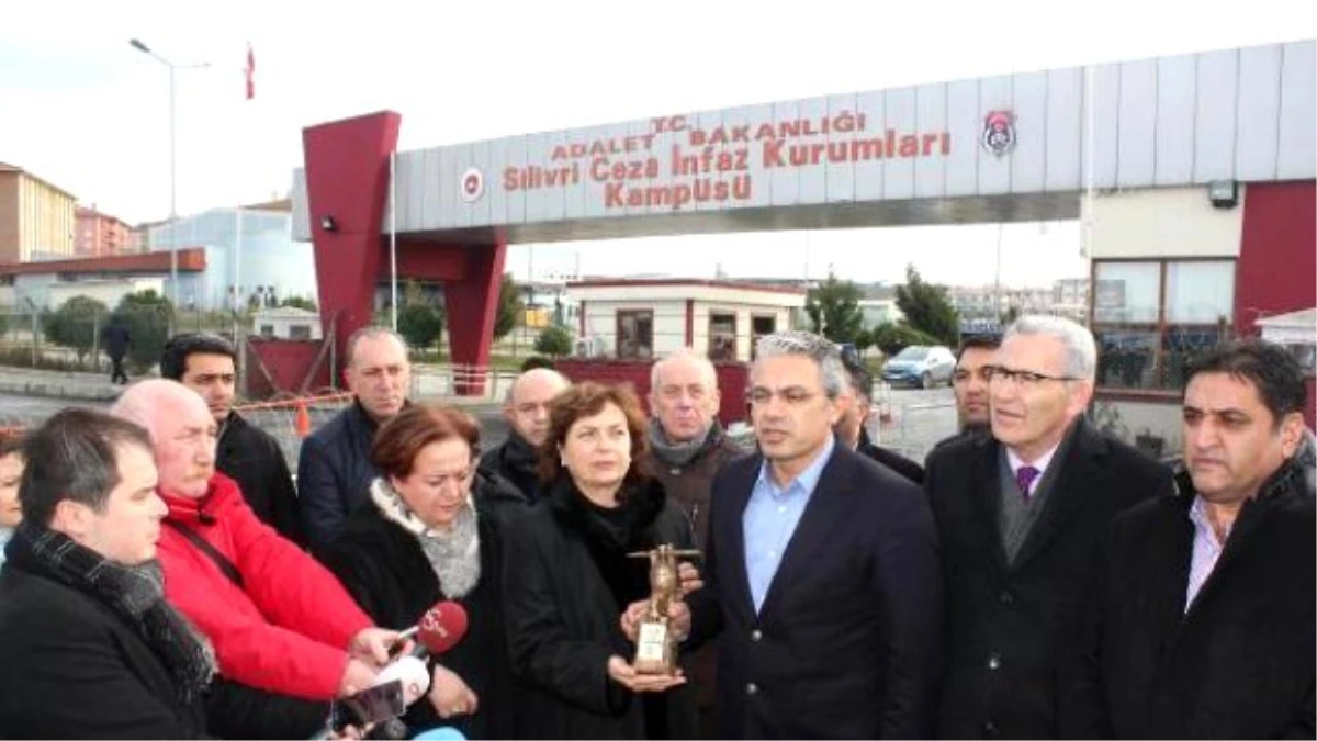 Can Dündar\'s Wife Receives His Press Freedom Award İn Front Of Silivri Prison