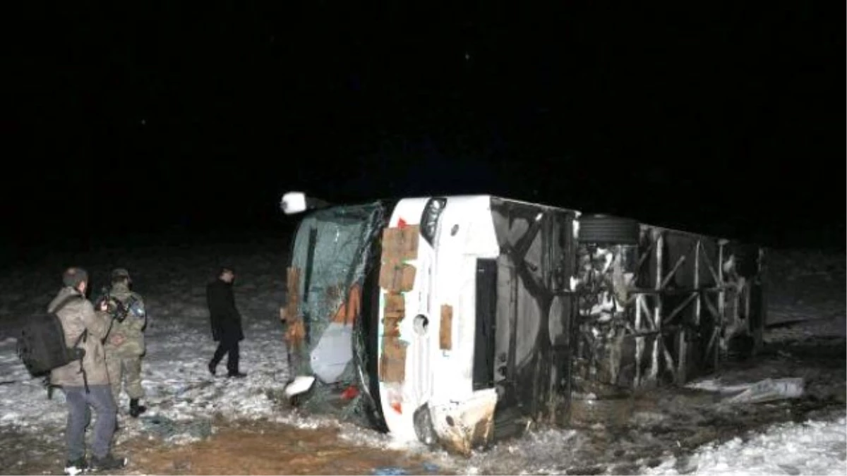 Elazığ\'da Otobüs Devrildi: 26 Yaralı