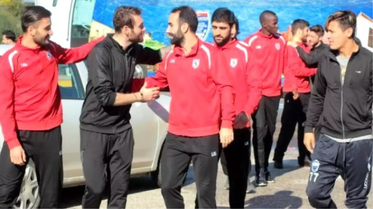 Futbolcular, Dinler Bahçesi\'nde Cuma Namazı Kıldı