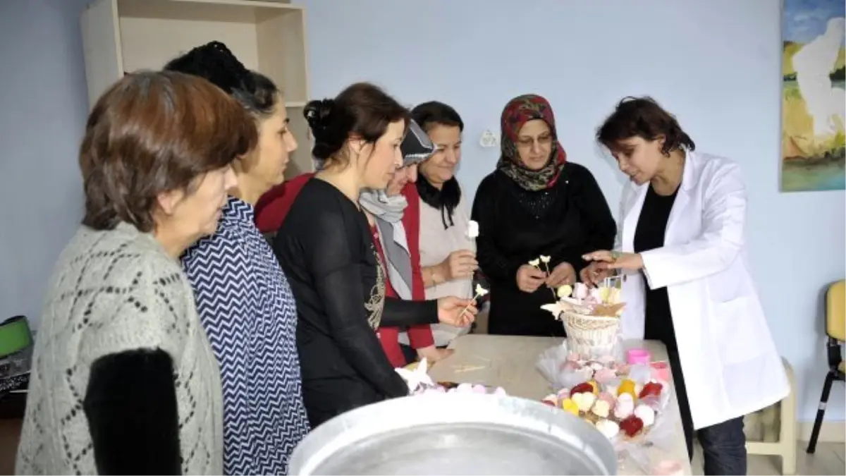 Hanımlar Lokalinde Hanımlar Hem Eğleniyor Hem Öğreniyor