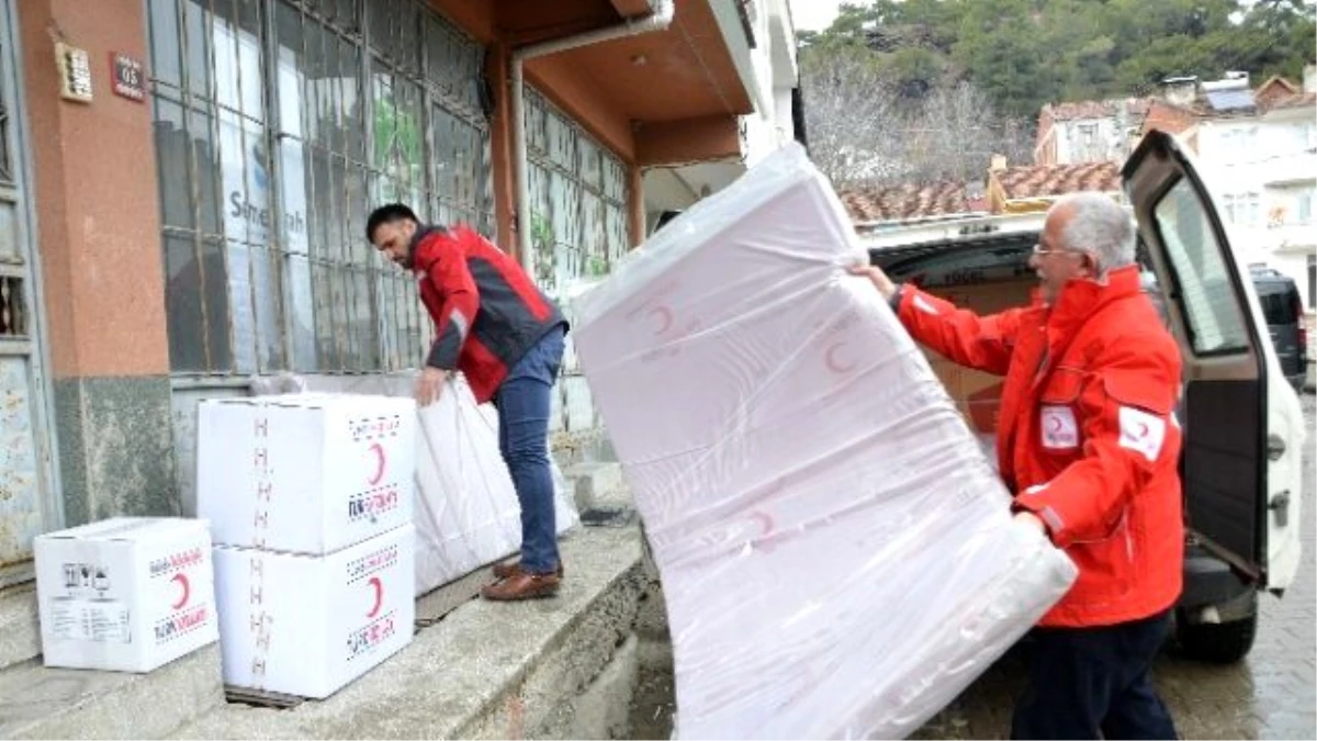 Hanönü Kızılay Şubesinden Evi Yanan Aileye Yardım