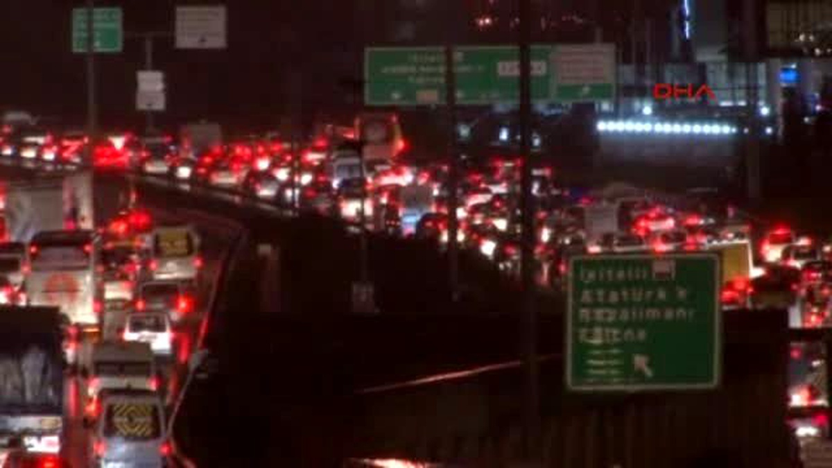 İstanbul\'da Trafik Yoğunluğu Yüzde 90\'a Yaklaştı