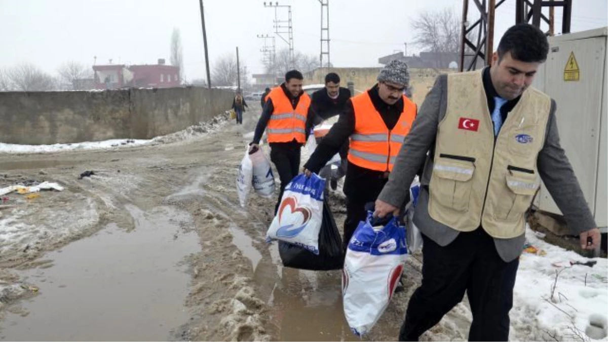 Kimse Yok Mu Derneği, Batmandaki Sığınmacılara Yardım Ulaştırdı