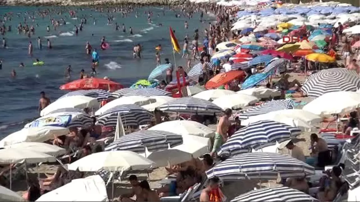 Kuşadası\'nda Dalgalar Plajları Dövdü