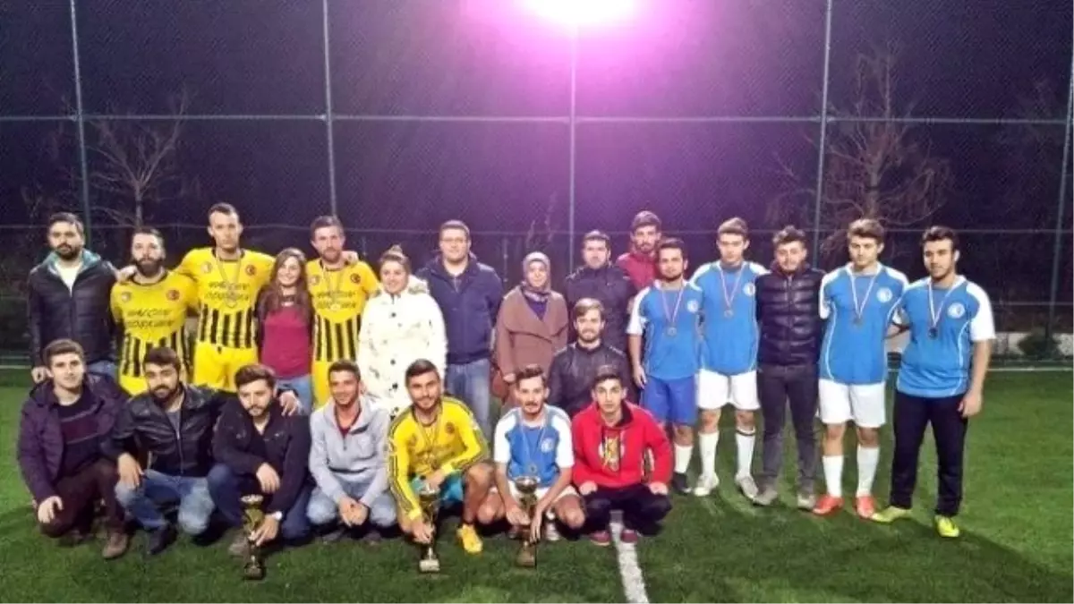 Lapseki Meslek Yüksek Okulu\'nda Futbol Turnuvası