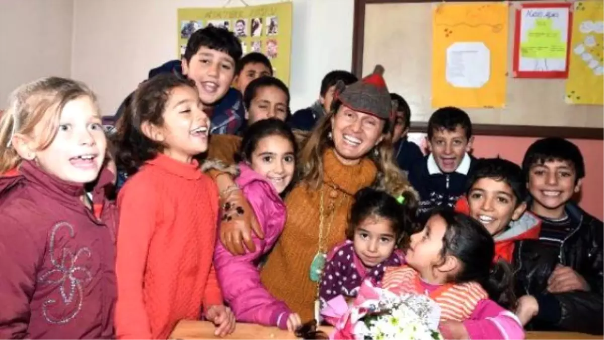 Manken Tuğba Özay Van\'da Öğrencilere Yardım Dağıttı