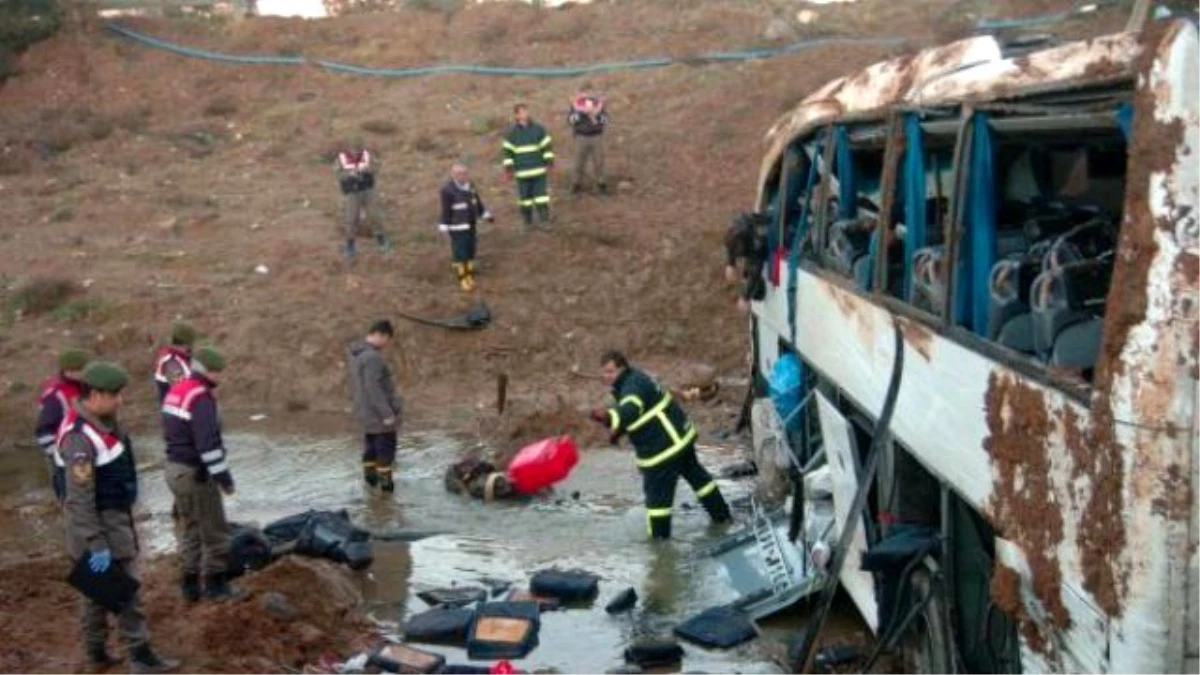 Mültecileri Taşıyan Otobüsle Otomobil Çarpıştı: 4 Ölü, 30 Yaralı (2)