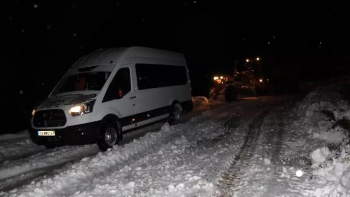 50 Öğrenci Köy Yolunda Mahsur Kaldı