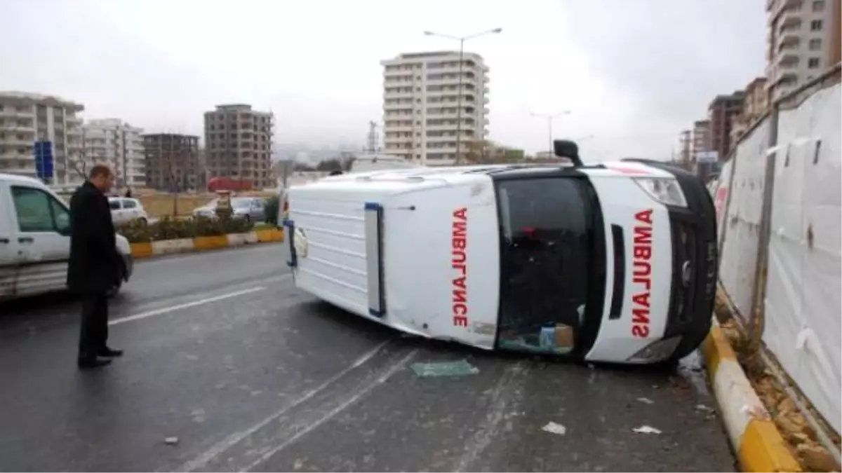 Şanlıurfa\'da Ambulans ile Otomobil Çarpıştı, Sürücüler Yaralandı