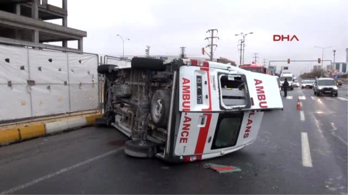 Şanlıurfa?da Ambulans ile Otomobil Çarpıştı, Sürücüler Yaralandı