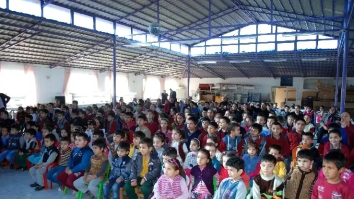 Silifke\'de Öğrencilerin Tiyatro Oyunu Ayakta Alkışlandı