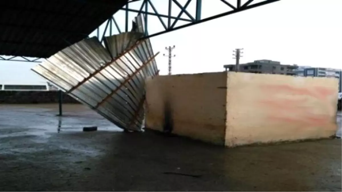 Siverek\'te Şiddetli Rüzgar Çatıları Uçurdu